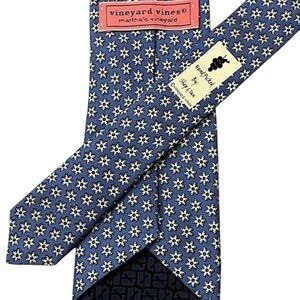 Vineyard Vines periwinkle blue snowflakes ❄️ pattern 100% silk tie, 3.5” wide